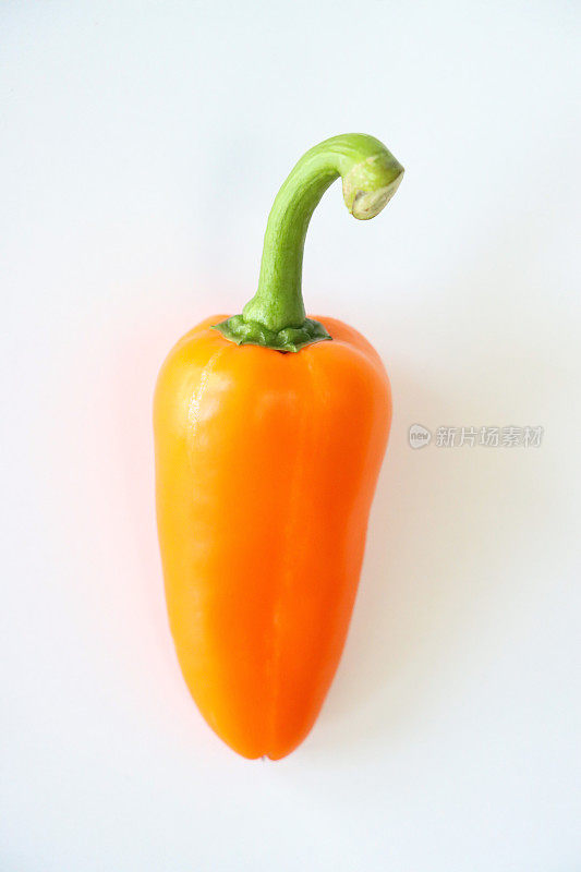 单个橙色迷你辣椒(Capsicum annuum)的特写图像，白色背景，高架视图，复制空间